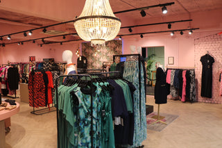 Een feestjurk voor grote maten die flatteert - Dresses Boutique B.V.