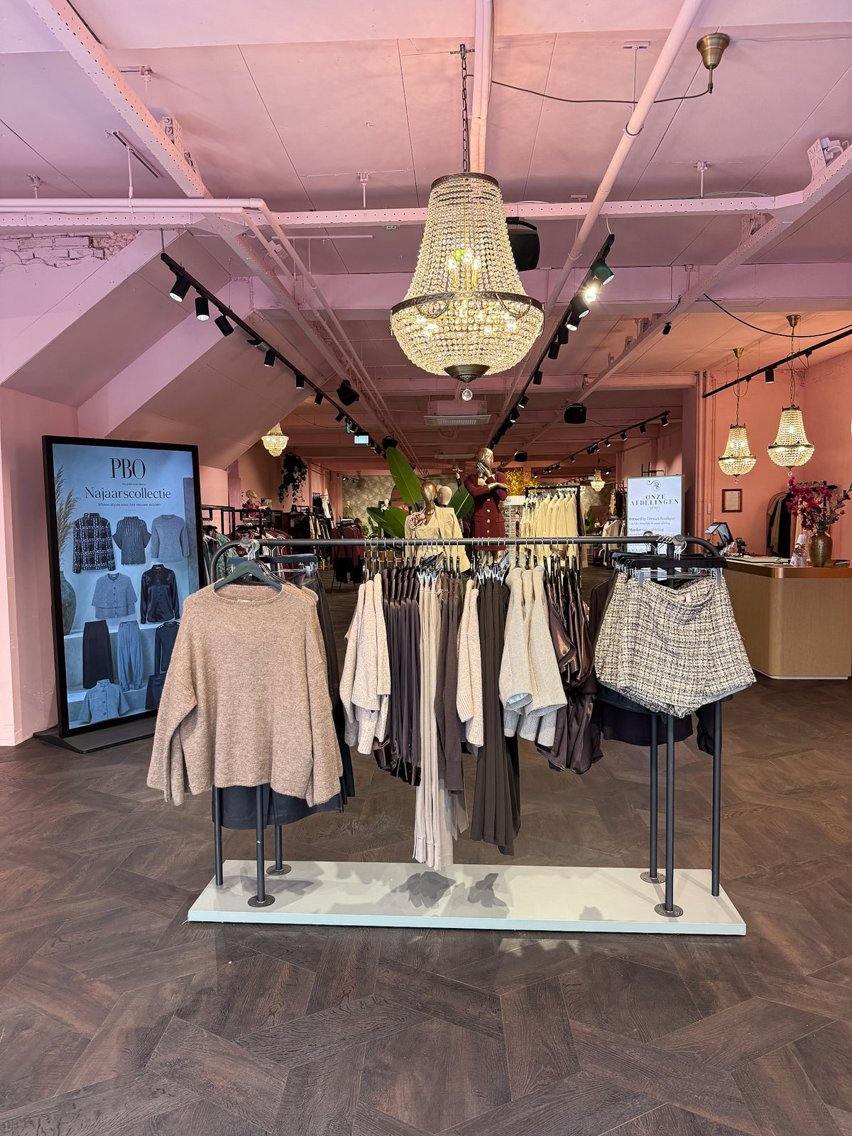 Dressed by Dresses Boutique interieur met kleding