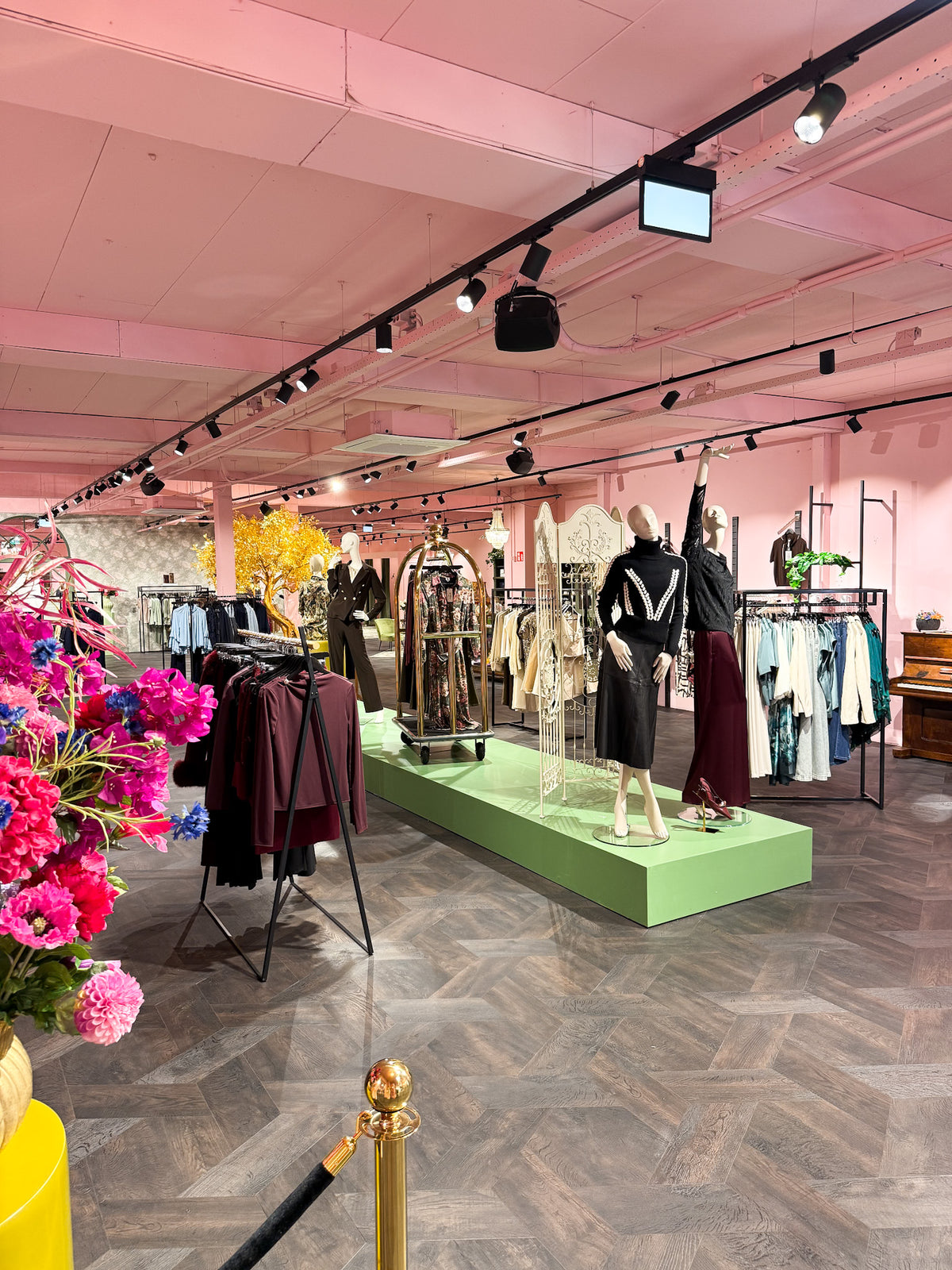 Kleurrijke mode en mannequins in Dressed