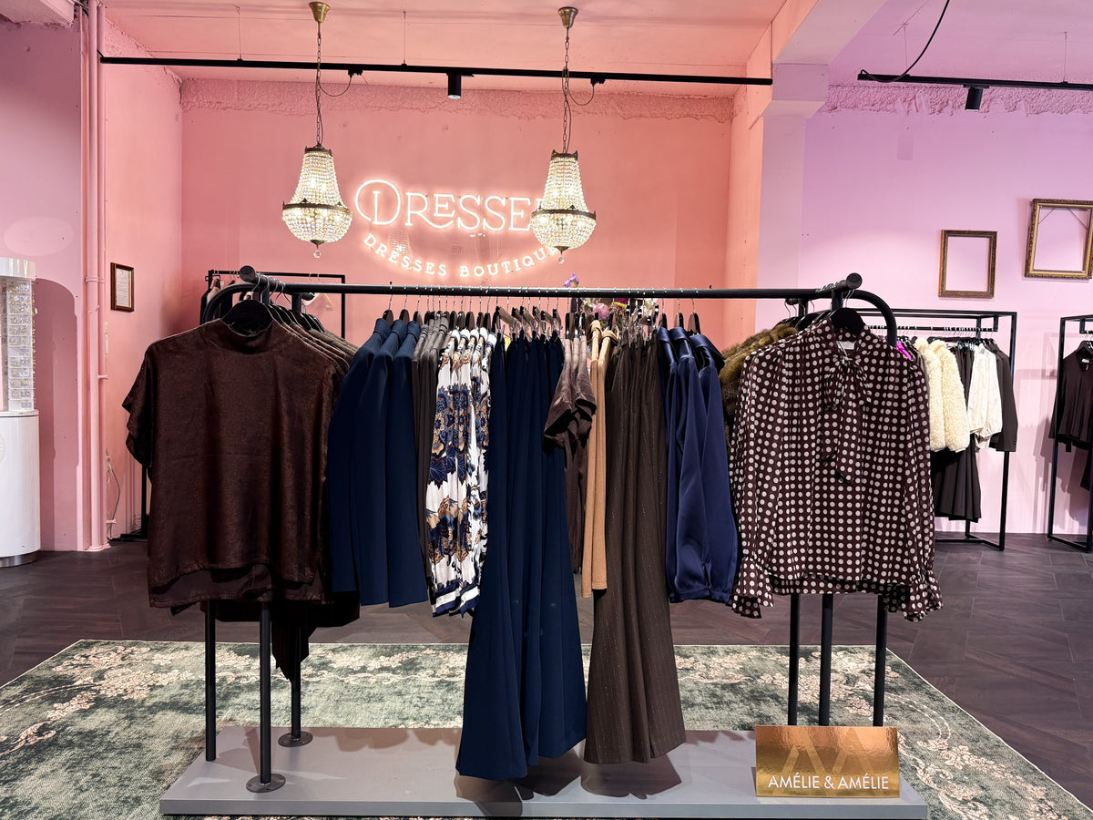 Zakelijke en casual kleding op rekken
